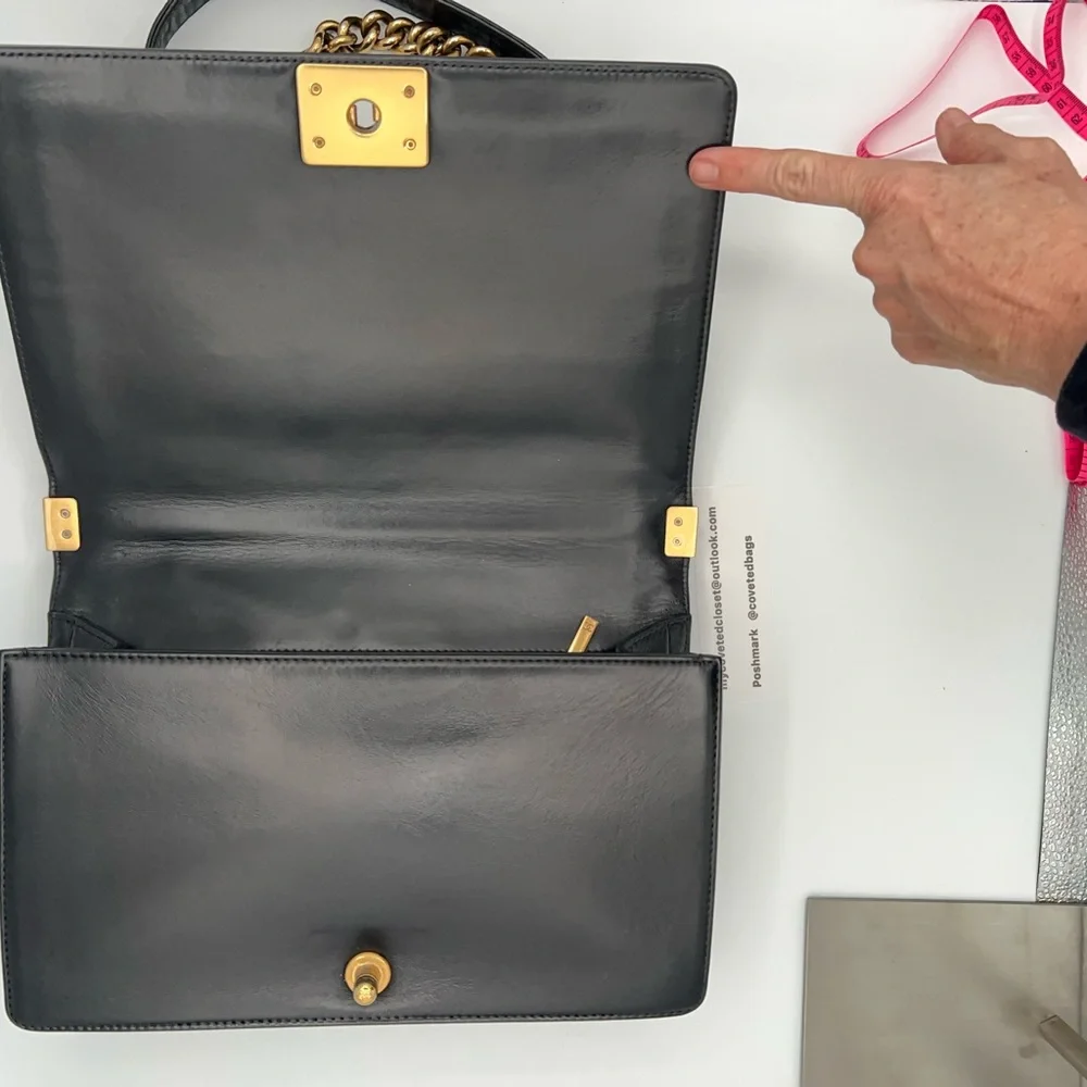 🖤💛Stunning Chanel Boy in large size w/Chanel dust bag and Entrupy COA!🖤